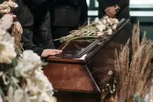 Podczas kolacji z okazji Święta Dziękczynienia mój tata ogłosił: "Sprzedajemy rodzinny biznes - a ty nie otrzymasz udziału". Moje rodzeństwo oklaskiwało.