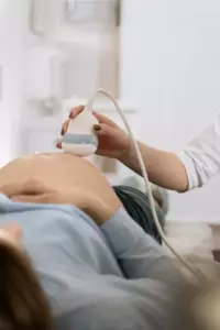 Mój mąż powiedział mi, że wyrzucą nas z domu, jeśli urodzę dziewczynkę – Historia dnia