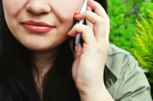 Podczas kolacji mój zięć powalił mój talerz na podłogę i zadrwił: „Jeśli jesteś głodny, weź go stamtąd”. Pokój śmiał się - dopóki nie wstałem, nie wyprostowałem płaszcza i nie powiedziałem trzech słów, które zniknęły z jego twarzy