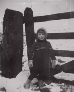 Po śmierci mamy syn znajduje zdjęcie z dzieciństwa z nią i chłopcem, który wygląda jak on - Historia dnia