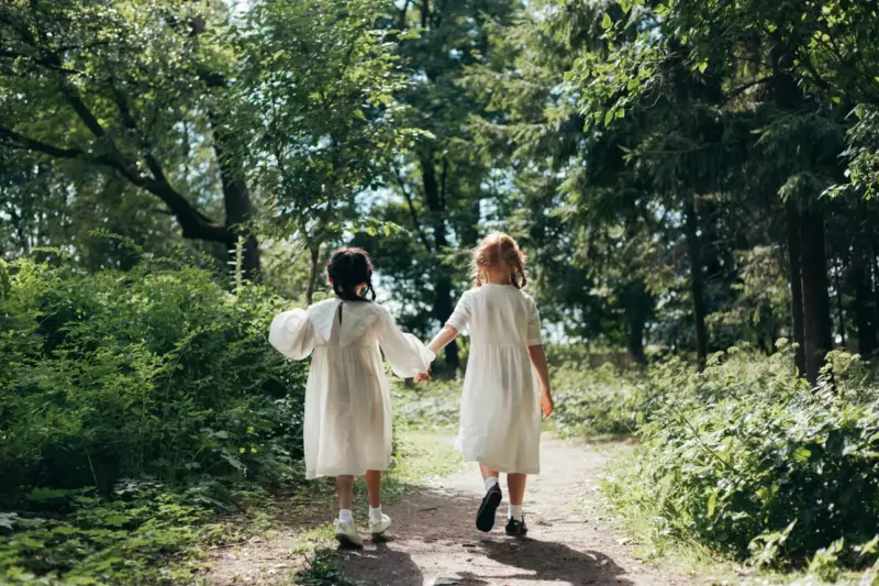 Dziewczyny odwiedzają grób taty, aby "pokazać" mu swoje nowe sukienki, gdy zapytał: widzą 2 pudełka ze swoimi imionami - Historia dnia