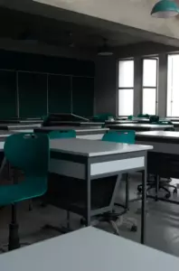 Nauczycielka zawstydziła samotną matkę przed całą klasą, następnego dnia pojawiła się pod jej drzwiami płacząc - Historia dnia