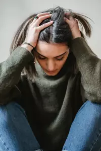 Nauczycielka zawstydziła samotną matkę przed całą klasą, następnego dnia pojawiła się pod jej drzwiami płacząc - Historia dnia