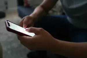 W ósmym miesiącu ciąży, podsłuchałam, jak mój mąż miliarder i jego matka spiskują, by ukraść moje dziecko przy urodzeniu. "Ona po prostu uwierzy, że to był skomplikowany poród," powiedziała jego matka