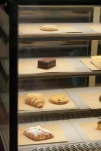 Los parientes de mi esposo trataban mi panadería como su buffet personal – Así que les serví un poco de su propia medicina