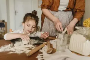 Los parientes de mi esposo trataban mi panadería como su buffet personal – Así que les serví un poco de su propia medicina