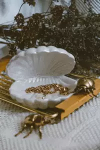 Samotna matka z czworgiem dzieci kupuje używany samochód: właściciel każe jej zajrzeć do bagażnika, kiedy wróci do domu - Historia dnia