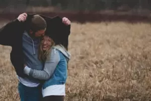 Zaufałam mojemu mężowi, Ethanowi, w sposób, w jaki większość ludzi ufa ziemi pod ich stopami - bez kwestionowania jej, bez sprawdzania pęknięć, nigdy nie wyobrażając sobie, że może nagle ustąpić.