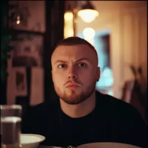 Dziewięcioletni chłopiec wszedł do szpitala sam, trzymając się za brzuch z bólem - ale kiedy lekarze zobaczyli jego zdjęcie rentgenowskie, zamarli w ciszy i zdali sobie sprawę, że chłopiec ukrywał coś, czego nie mógł sobie wyobrazić