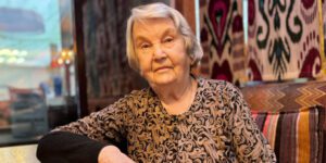 Mam prawie 60 lat, a mimo to po 6 latach małżeństwa mój mąż, młodszy ode mnie o 30 lat, wciąż nazywa mnie „młodą żonką”. Każdego wieczoru każe mi pić wodę. Pewnego dnia potajemnie poszłam za mężem do kuchni i odkryłam szokujący plan.
