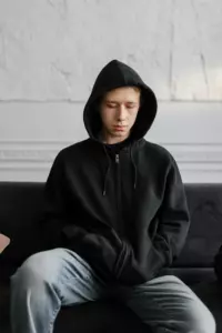 Nazywam się Arturo Santander. Mam siedemdziesiąt lat i wierzyłem, że bycie ojcem oznacza połykanie dyskomfortu dla dobra rodziny.