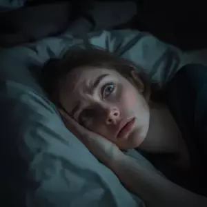 Moje dzieci myślały, że jestem tylko słabą staruszką, która czeka na die:e, już szepcząc o tym, kto co dostanie. Nie wiedzieli, że główny lekarz, który mnie leczył, kiedyś służył pod moim zmarłym mężem. Kiedy wszedł do pokoju, jego głos był spokojny: „Proszę pani, odkryliśmy, kto manipulował twoimi lekami”. Moje serce się zatrzymało.