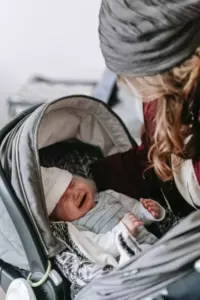 Mama instaluje kamerę w pokoju syna i boi się, gdy widzi, że jest ruch - Historia dnia