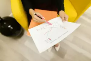 Moja szefowa kazała mi zająć się jej córkami, bo inaczej mnie zwolni - zaakceptowałem, ale nie widziała, co do niej przychodzi