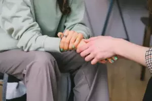 Była po prostu zagubionym dzieckiem, dopóki nie zobaczyłem relikwiaria, który nosiła moja matka w dniu, w którym zniknęła, wiszącego na szyi dziewczyny - Historia dnia