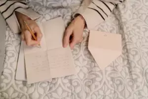 Tras la muerte de mamá en un hogar de ancianos, los hijos se enteran de que vendió la casa por $1 y no pueden heredarla - Historia del día