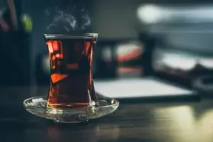 Opieka nad domem mojej mamy była wystarczająco zła, dopóki nie wszedłem i nie zobaczyłem nieznajomego śpiącego w jego łóżku - Historia dnia