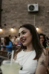 Opieka nad domem mojej mamy była wystarczająco zła, dopóki nie wszedłem i nie zobaczyłem nieznajomego śpiącego w jego łóżku - Historia dnia