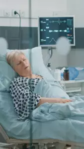 Tata łamie różę w doniczce swojego dotkniętego syna, gdzie prochy jego zmarłej matki są zmieszane w ziemi