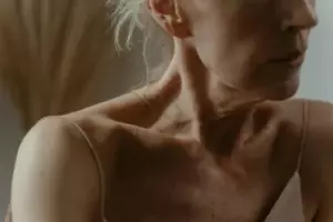 Mój chłopak naśmiewał się ze mnie za to, że zostałam pracownikiem sprzątającym w jego firmie, ale wkrótce tego żałował - Historia dnia