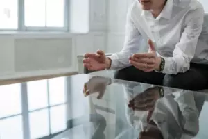 Mój chłopak naśmiewał się ze mnie za to, że zostałam pracownikiem sprzątającym w jego firmie, ale wkrótce tego żałował - Historia dnia