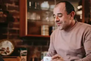 Ancianos se divorcian tras 53 años casados, luego el hombre ve a su exesposa con otro en un café - Historia del día