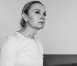 Szef zauważa bliznę swojej sprzątaczki i rzuca się w jego ramiona ze łzami w oczach - Historia dnia