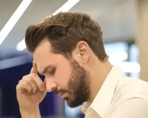 Szef zauważa bliznę swojej sprzątaczki i rzuca się w jego ramiona ze łzami w oczach - Historia dnia