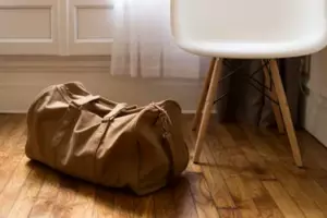 Moja macocha wyrzuciła mnie z domu dwa dni po śmierci mojego ojca - Następnego ranka przed jego domem pojawiło się wiele SUV-ów