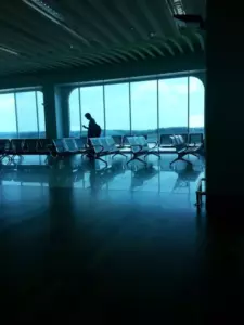 Pasażer pierwszej klasy kpi z młodej matki z płaczącym dzieckiem: traci pracę pod koniec lotu - Historia dnia