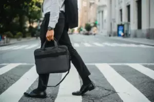 Mój mąż poszedł na ślub przyjaciela na 3 dni i zostawił mnie i moim dzieciom 20 dolarów - upadł na kolana po tym, co zobaczył, kiedy wrócił