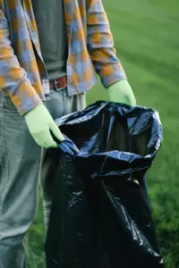 Mój sąsiad odmówił posprzątania śmieci rozrzuconych po okolicy - ale karma się tym zajęła