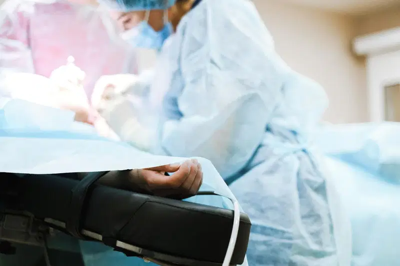 Wezwali dozorcę do pokoju VIP jako żart - ale jej diagnoza pozostawiła lekarzy oniemównych