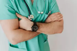 Nieznajomy twierdził, że jest moim narzeczonym po tym, jak straciłem pamięć - ale reakcja mojego psa odkryła prawdę