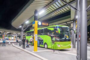 Kierowca autobusu wyrzucił 80-letnią kobietę z autobusu, ponieważ nie zapłaciła za przejazd. Udzieliła krótkiej odpowiedzi, która pozostawiła kierowcę i wszystkich w autobusie całkowicie zaniemówili...