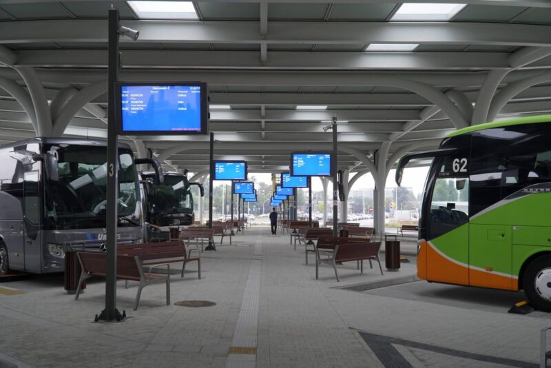 Kierowca autobusu wyrzucił 80-letnią kobietę z autobusu, ponieważ nie zapłaciła za przejazd. Udzieliła krótkiej odpowiedzi, która pozostawiła kierowcę i wszystkich w autobusie całkowicie zaniemówili...