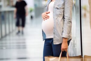 Tuż przed porodem żona idzie sama na zakupy po rzeczy dla dziecka – i niespodziewanie spotyka męża na targu z kochanką. Jedna wiadomość od niej wstrząsa nim do głębi…