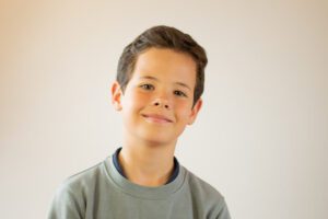 Milioner wrócił do domu i był zszokowany, gdy znalazł swoją nową czarną pokojówkę i jedynego syna siedzących przy stole jedzących razem.