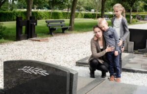 Pewna milionerka była zszokowana, gdy odwiedziła grób swojego syna i zobaczyła na nim dziecko, które wyglądało DOKŁADNIE jak jej syn.
