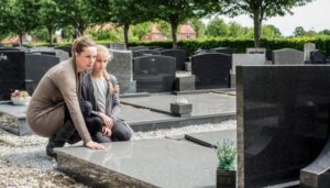 Pewna milionerka była zszokowana, gdy odwiedziła grób swojego syna i zobaczyła na nim dziecko, które wyglądało DOKŁADNIE jak jej syn.