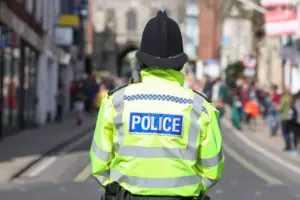 Policjant znajduje bezdomną dziewczynę zbierającą śmieci z dzieckiem - jej słowa rozbiły jego serce