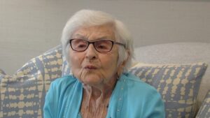 Moja jedenastoletnia córka wróciła do domu, ale jej klucz już nie pasował do drzwi. Czekała pięć godzin na deszczu – aż pojawiła się moja mama i powiedziała chłodno: „Postanowiliśmy, że ty i twoja mama już tu nie mieszkacie”. Nie płakałam. Powiedziałam tylko: „Zrozumiałam”. Trzy dni później przyszedł list… i to, co przeczytała moja mama, sprawiło, że padła na kolana.