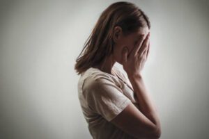 Po tym, jak moja mama odeszła, mój tata ożenił się zaledwie trzy miesiące później i kazał mi się wyprowadzić i oddać mój pokój mojej przyrodniej siostrze.