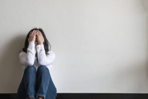 Po tym, jak moja mama odeszła, mój tata ożenił się zaledwie trzy miesiące później i kazał mi się wyprowadzić i oddać mój pokój mojej przyrodniej siostrze.