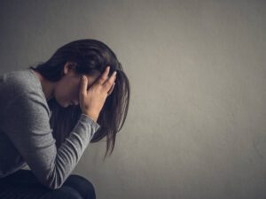 Po tym, jak moja mama odeszła, mój tata ożenił się zaledwie trzy miesiące później i kazał mi się wyprowadzić i oddać mój pokój mojej przyrodniej siostrze.
