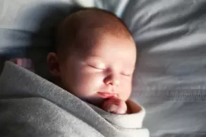 Młoda kobieta uciekła ze szpitala, zostawiając swoje dziecko. Sprzątaczka uratowała niemowlę