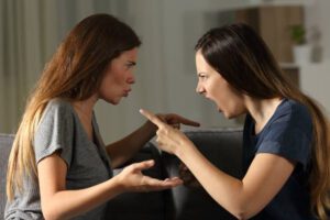 W 8 miesiącu ciąży moja mama i siostra nalegały, żebym dała im moje 120 000 dolarów na dziecko podczas rodzinnego obiadu.