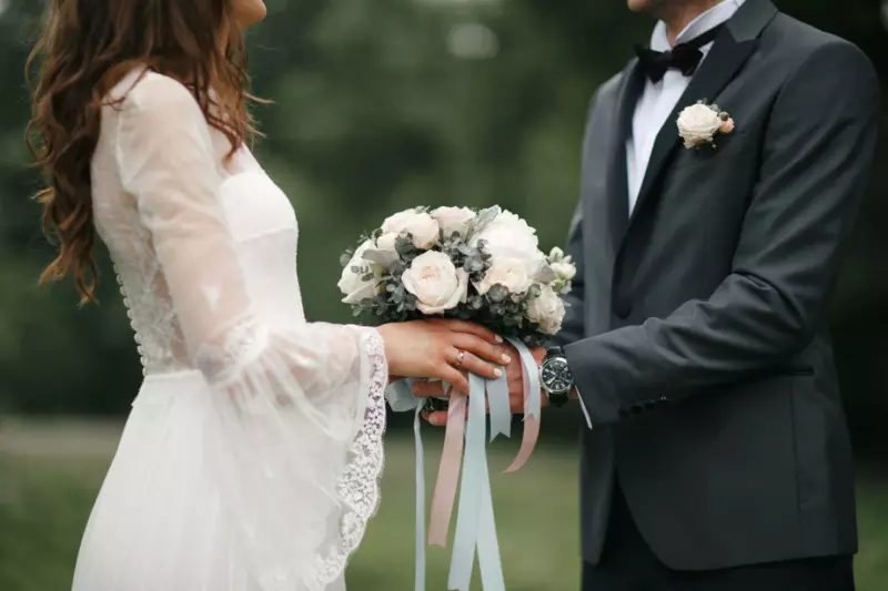 Mój syn zostawił mnie poza listą gości weselnych, ale wysłał fakturę za 90 000 dolarów za przyjęcie i miesiąc miodowy, żartując, że powinienem być wdzięczny za wpłacenie