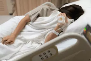 Po odziedziczeniu 100 milionów dolarów, pobiegłam do domu, aby podzielić się wiadomością z moim mężem. ale nagły wypadek wysłał mnie do szpitala, a on nigdy nie przyszedł do mnie.