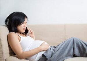 Kiedy zaczęłam rodzić, mój mąż i jego matka zamknęli przede mną drzwi i stali tam, podczas gdy ja błagałam. Po przybyciu naszego dziecka, zmieniłam zamki w milczeniu, zamroziłam finanse i zostawiłam notatkę.